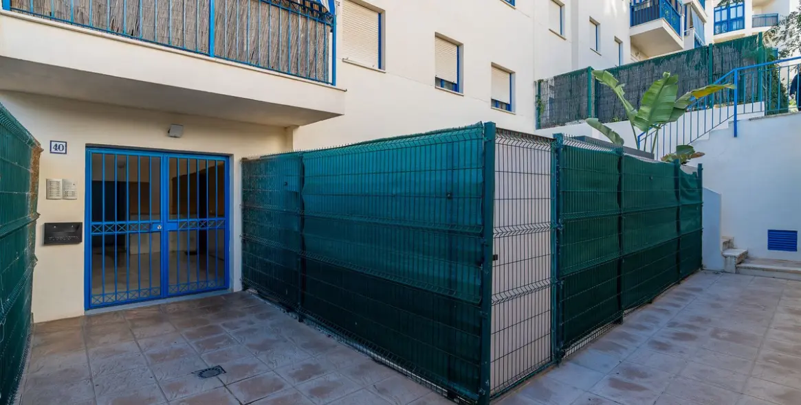 Sale of middle floor apartment in Estepona 53