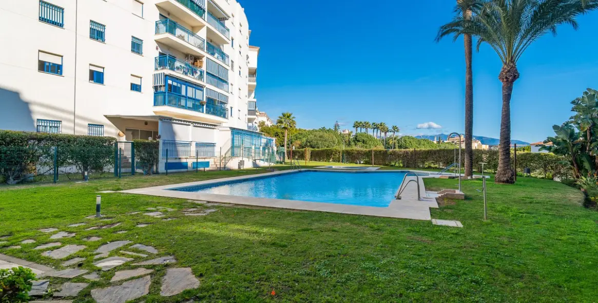Sale of middle floor apartment in Estepona 54