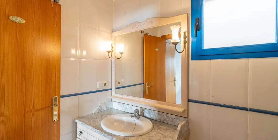 Sale of middle floor apartment in Estepona 57