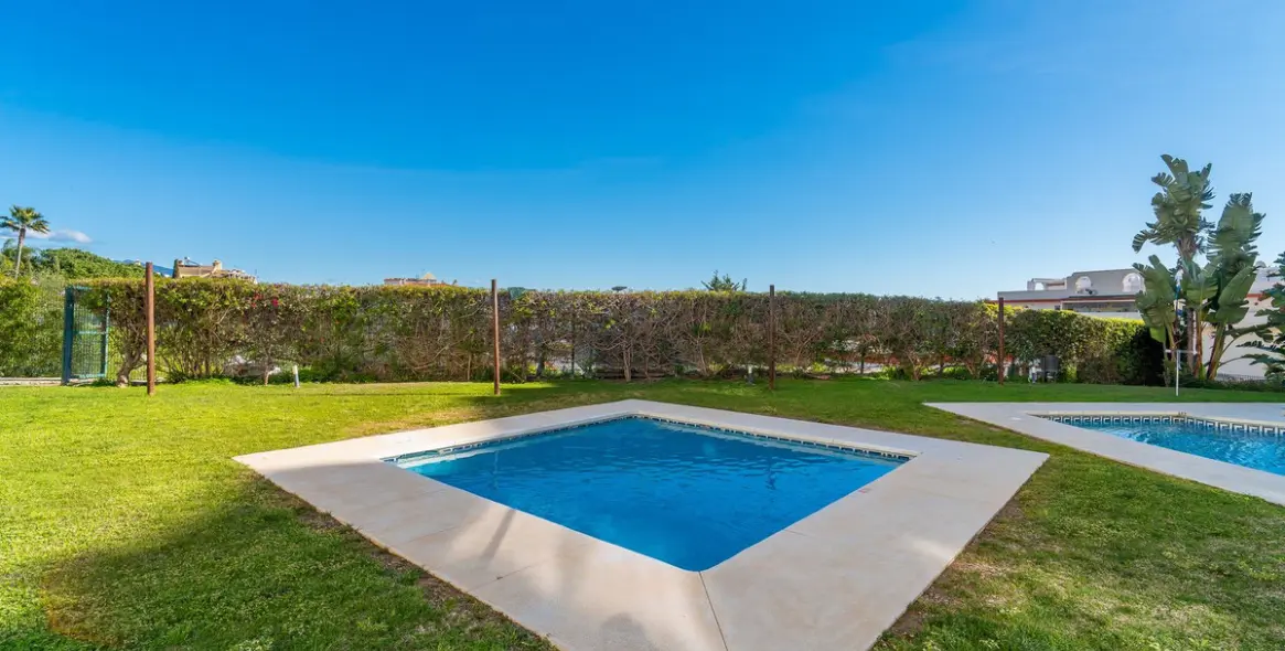 Sale of middle floor apartment in Estepona 59