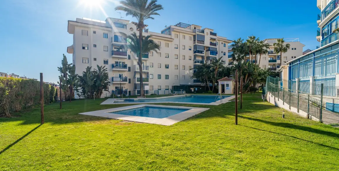 Sale of middle floor apartment in Estepona 60