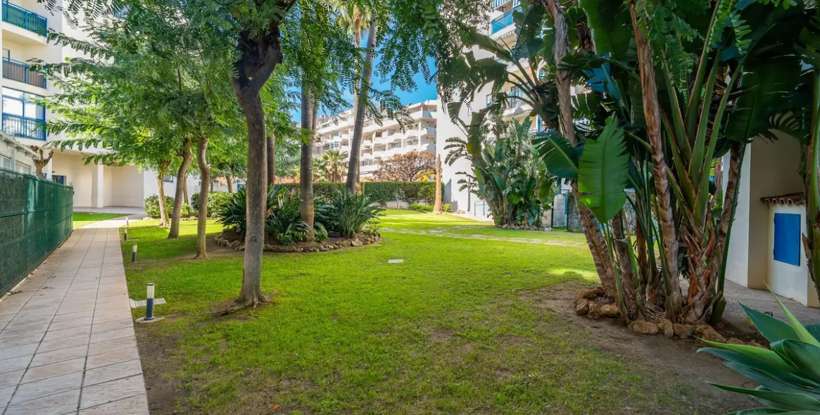 Sale of middle floor apartment in Estepona 65