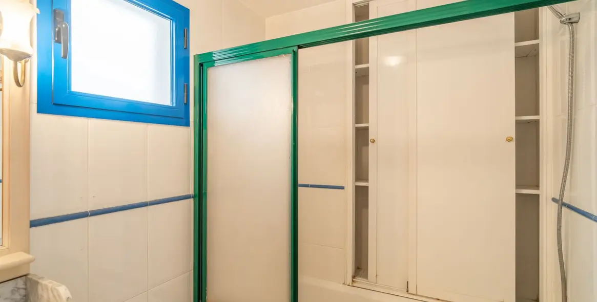 Sale of middle floor apartment in Estepona 67