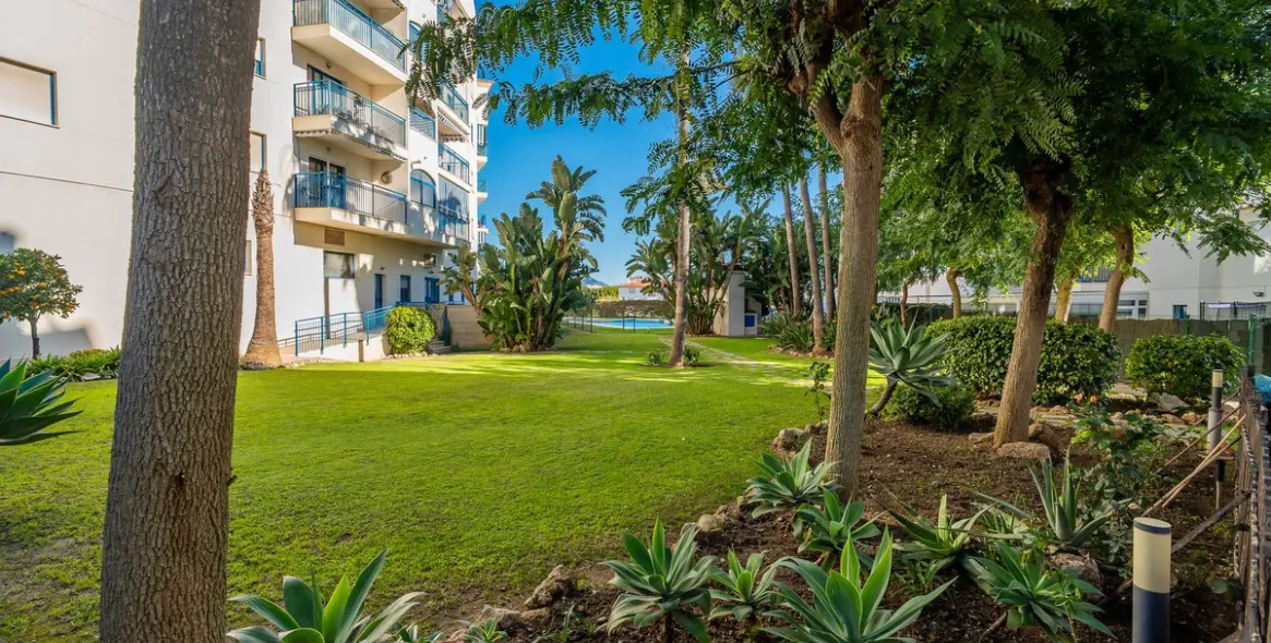 Sale of middle floor apartment in Estepona 68