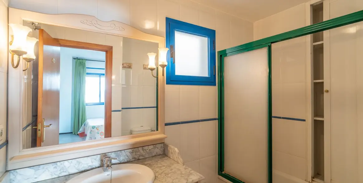 Sale of middle floor apartment in Estepona 72