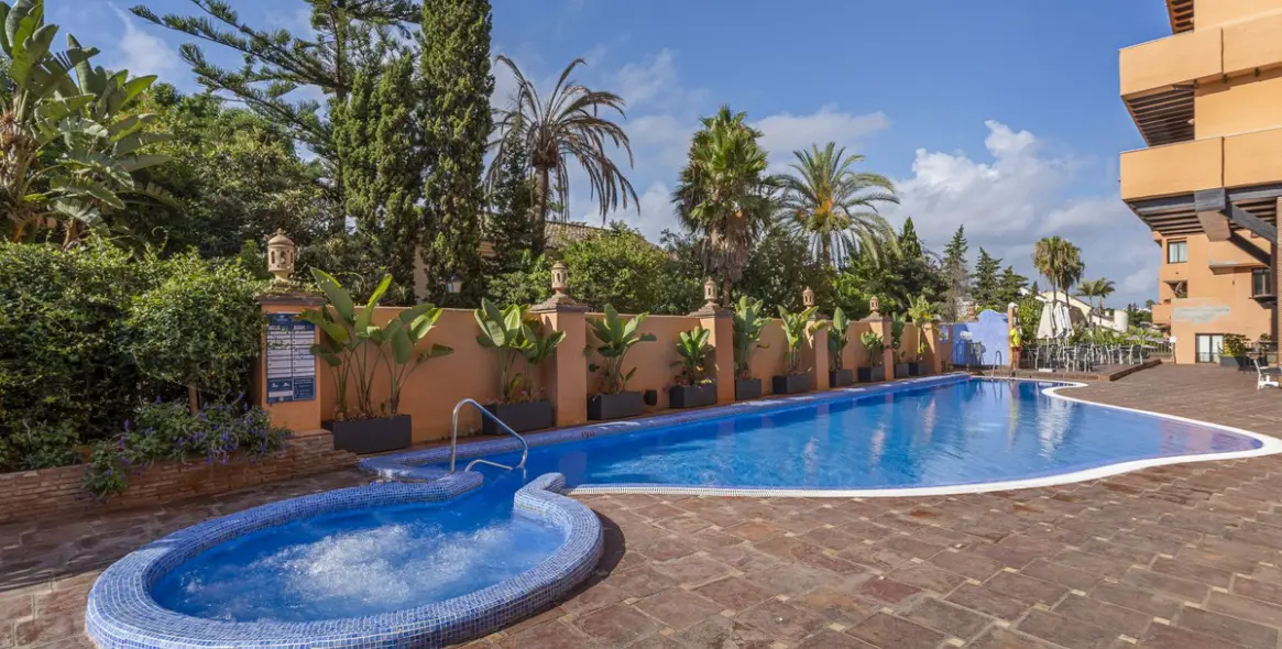 Sale of middle floor apartment in El Paraiso 36