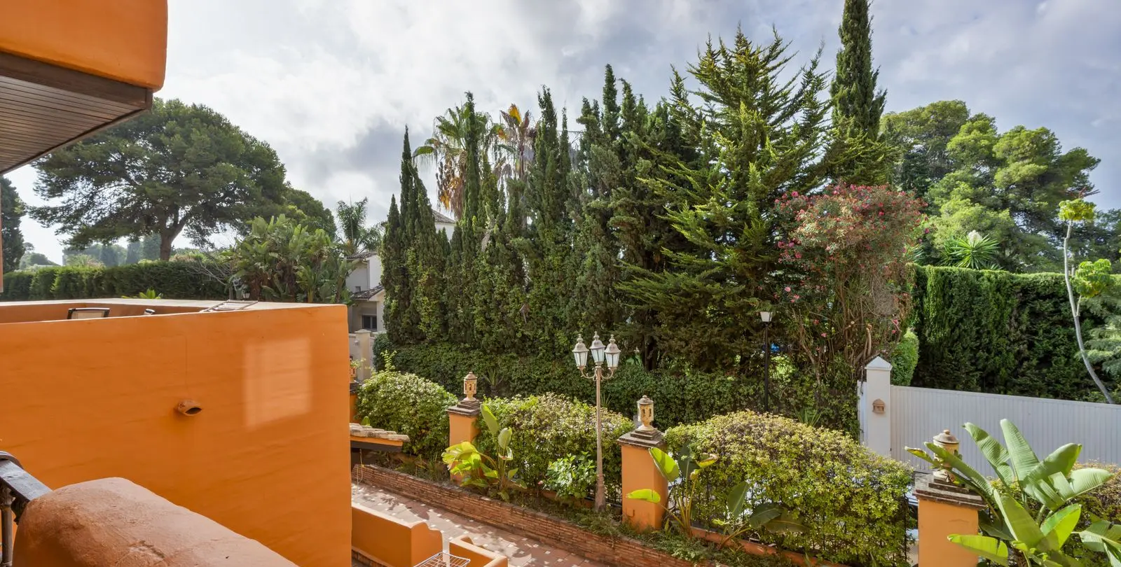 Venta de apartamento en planta media en El Paraiso 7