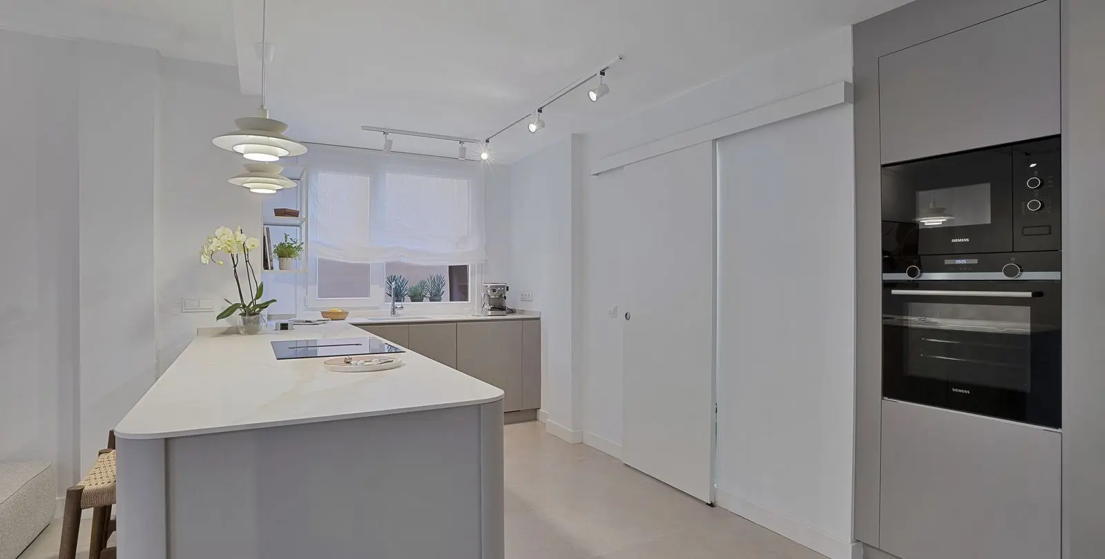 Venta de apartamento en planta media en El Paraiso 13