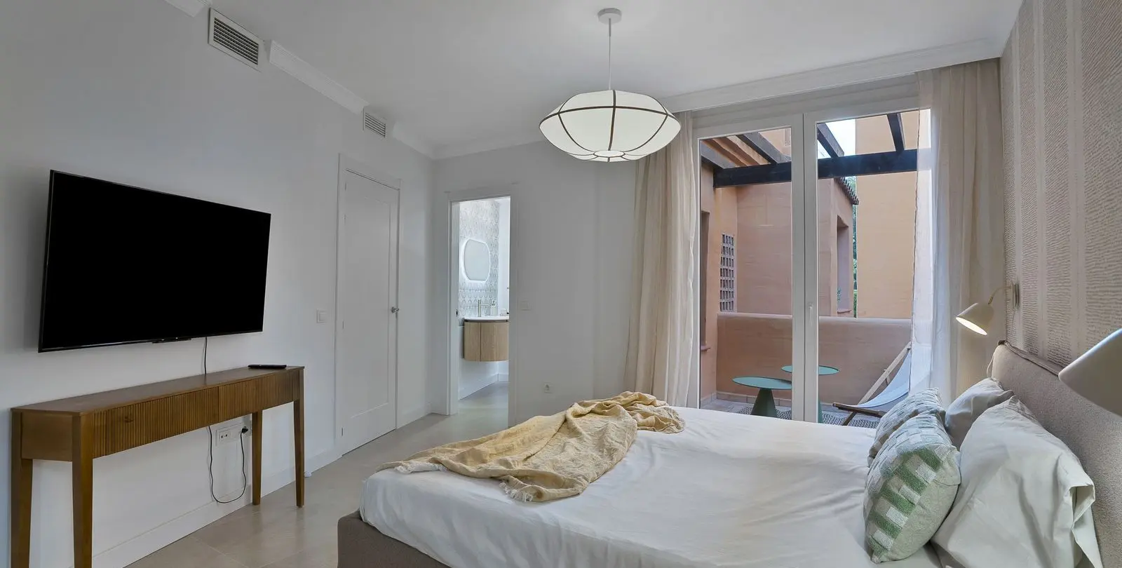 Venta de apartamento en planta media en El Paraiso 27