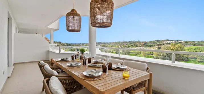 Продажа апартаментов на среднем этаже в Estepona 0