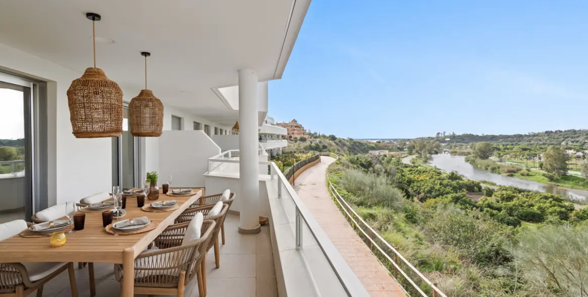 Продажа апартаментов на среднем этаже в Estepona 12