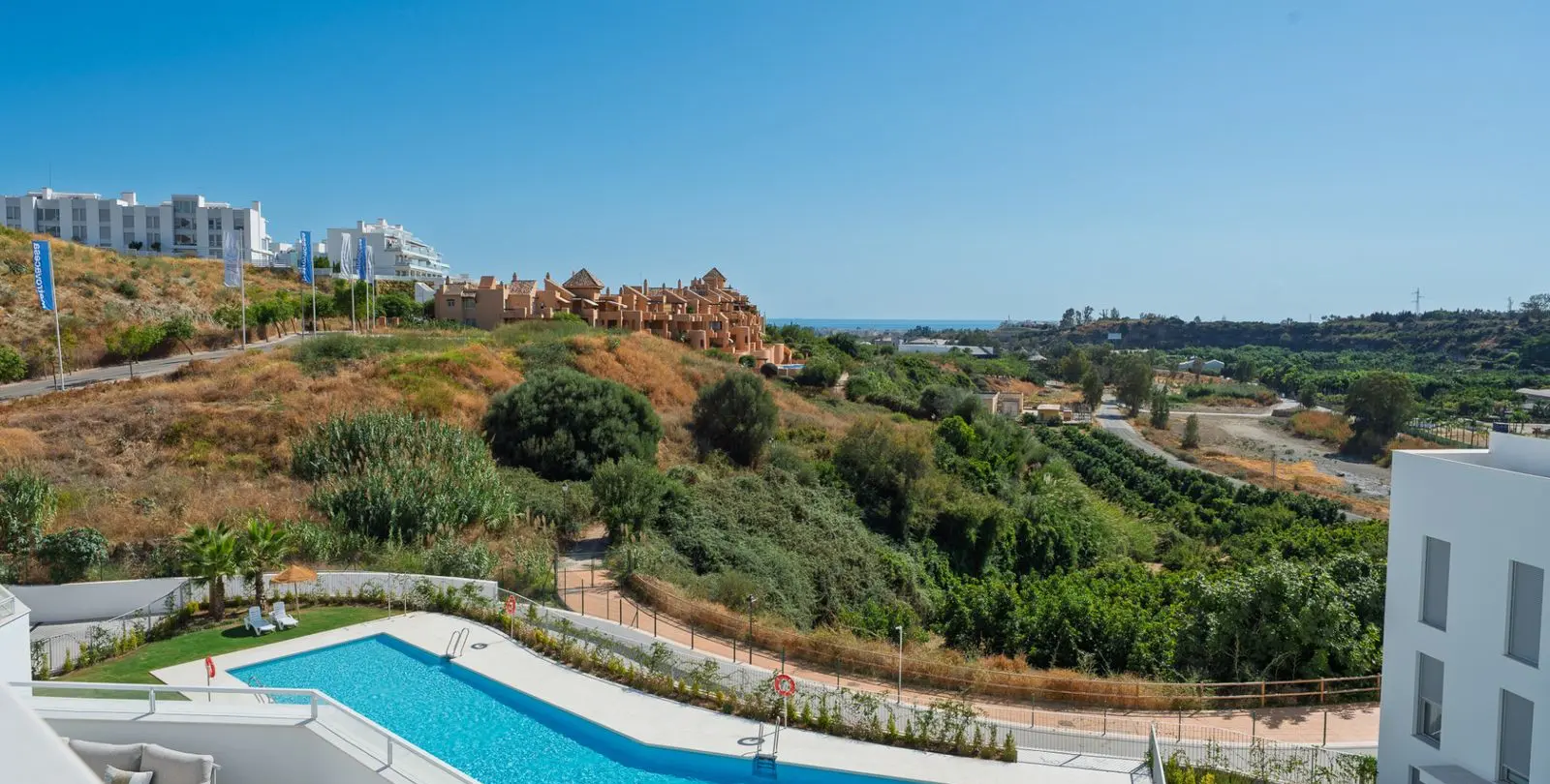 Продажа апартаментов на среднем этаже в Estepona 23