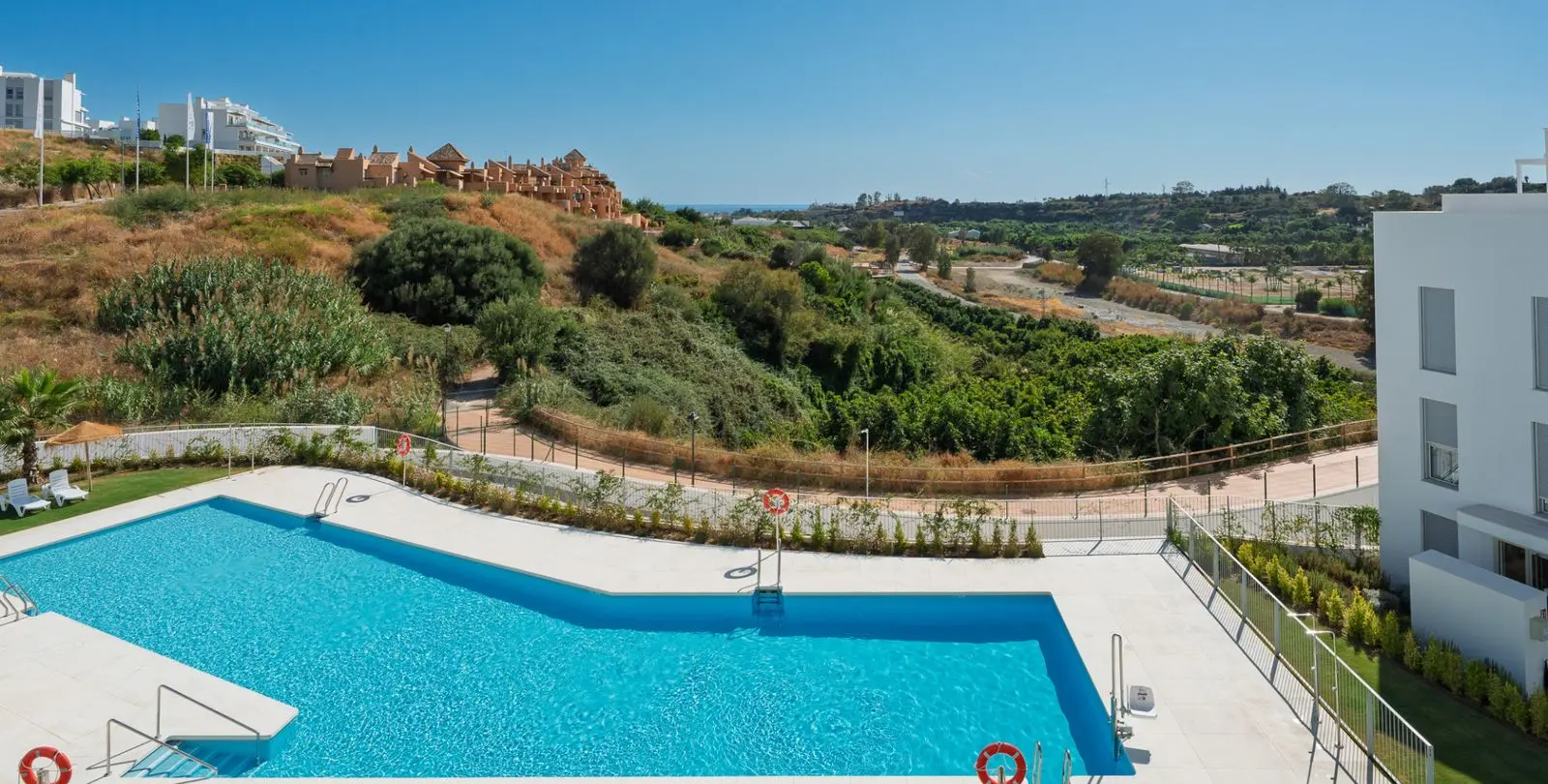 Продажа апартаментов на среднем этаже в Estepona 24