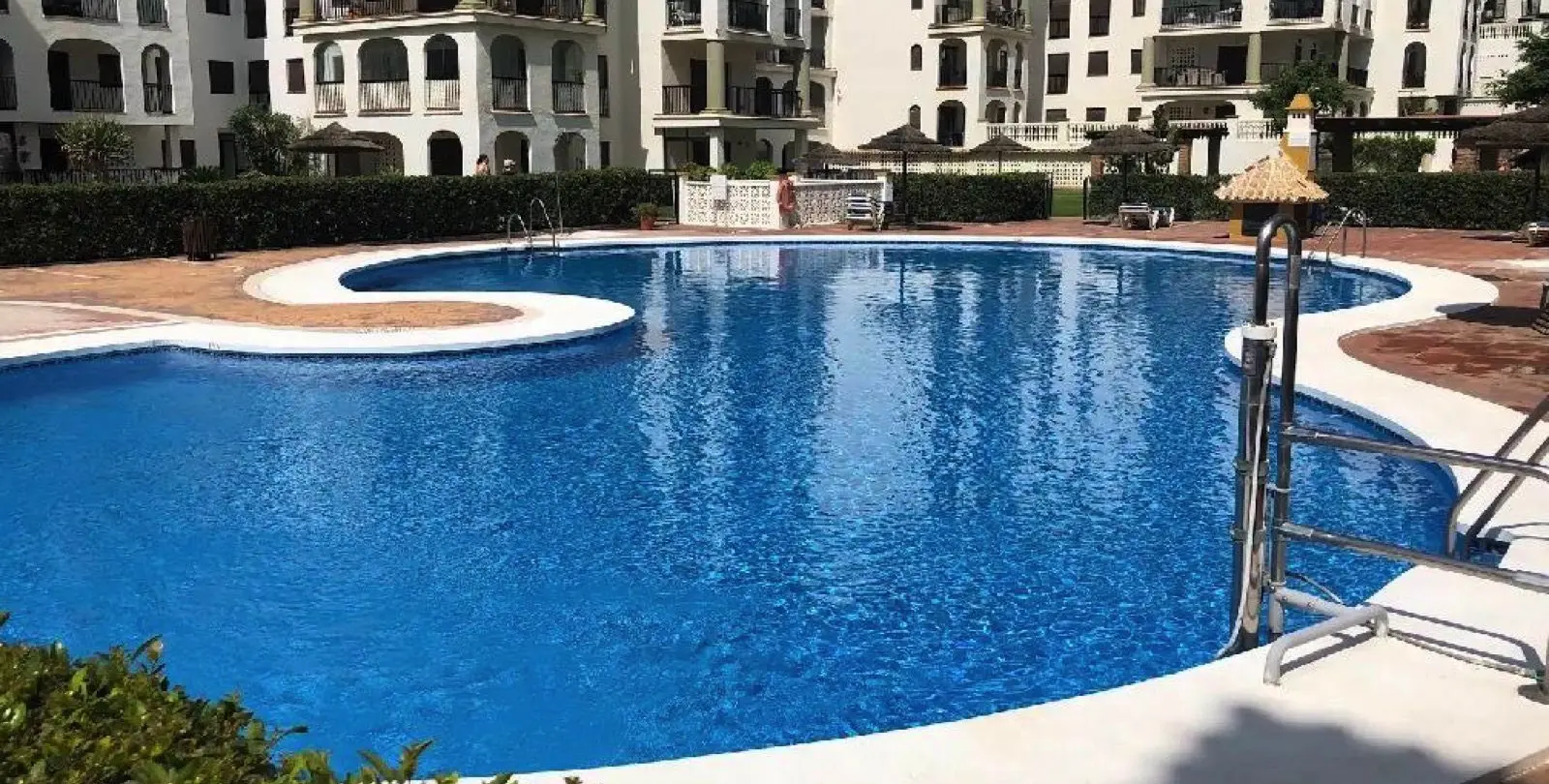 Sale of middle floor apartment in La Duquesa 24