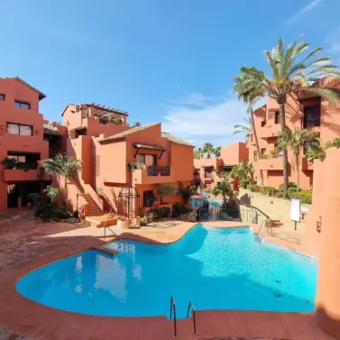 Продажа апартаментов на среднем этаже в Elviria