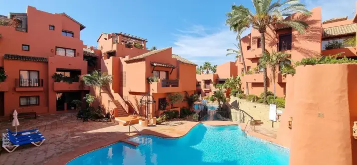 Sale of middle floor apartment in Elviria 0