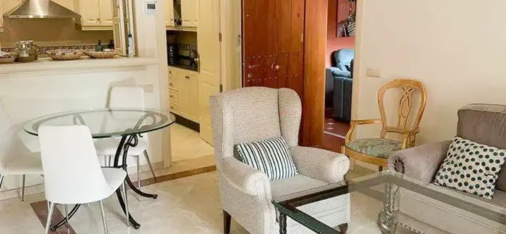 Sale of middle floor apartment in Elviria 1