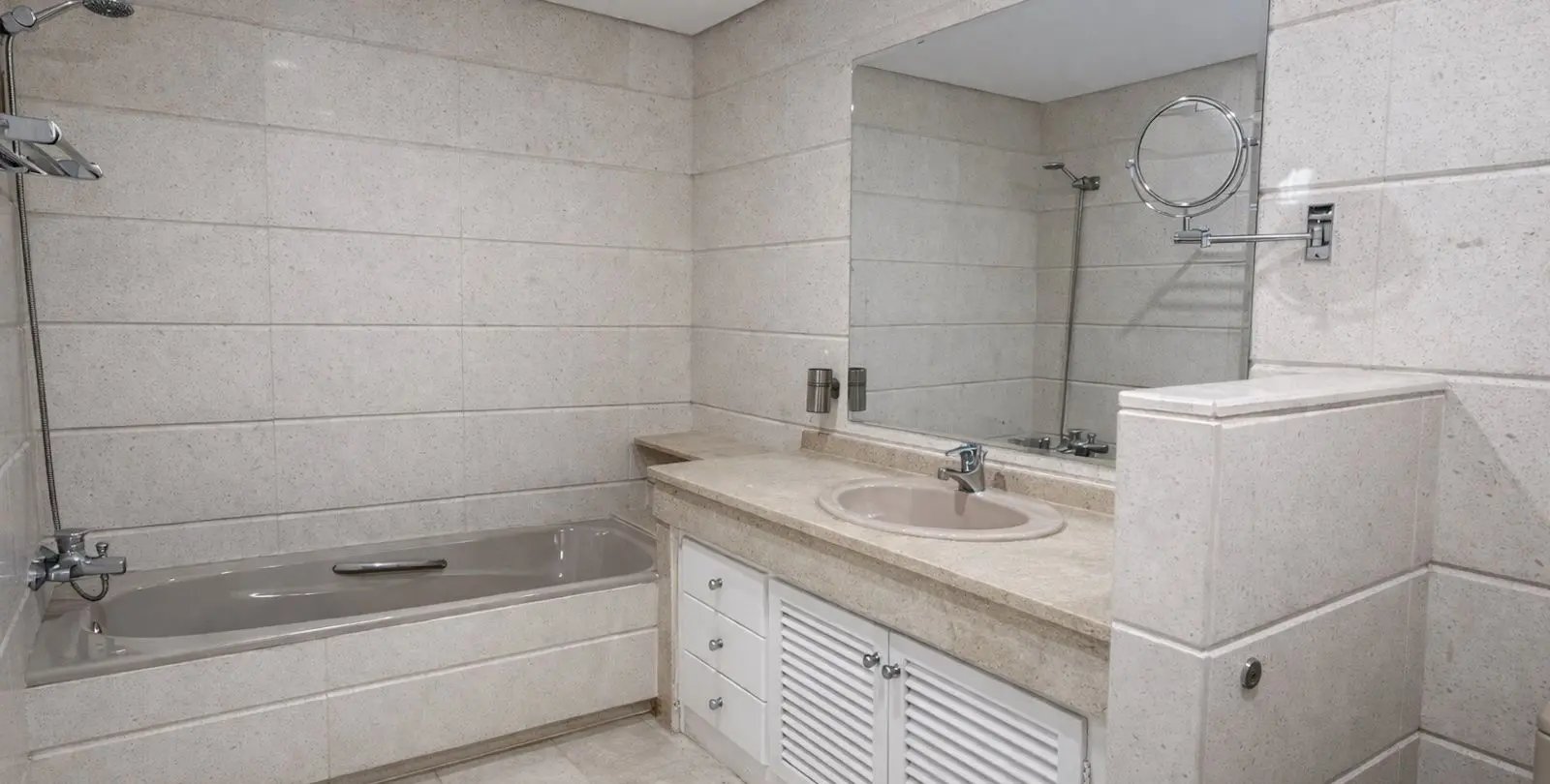 Sale of penthouse in New Golden Mile 12