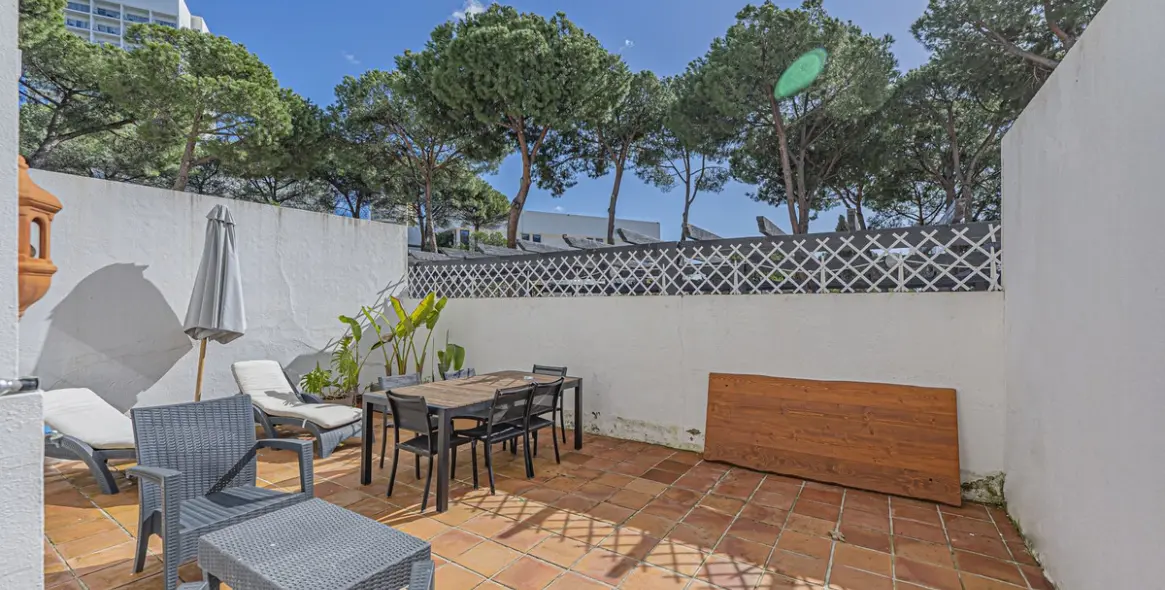 Sale of ground floor apartment in Elviria 18