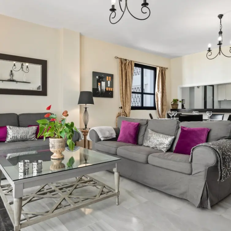 Venta de apartamento en planta media en Puerto Banús