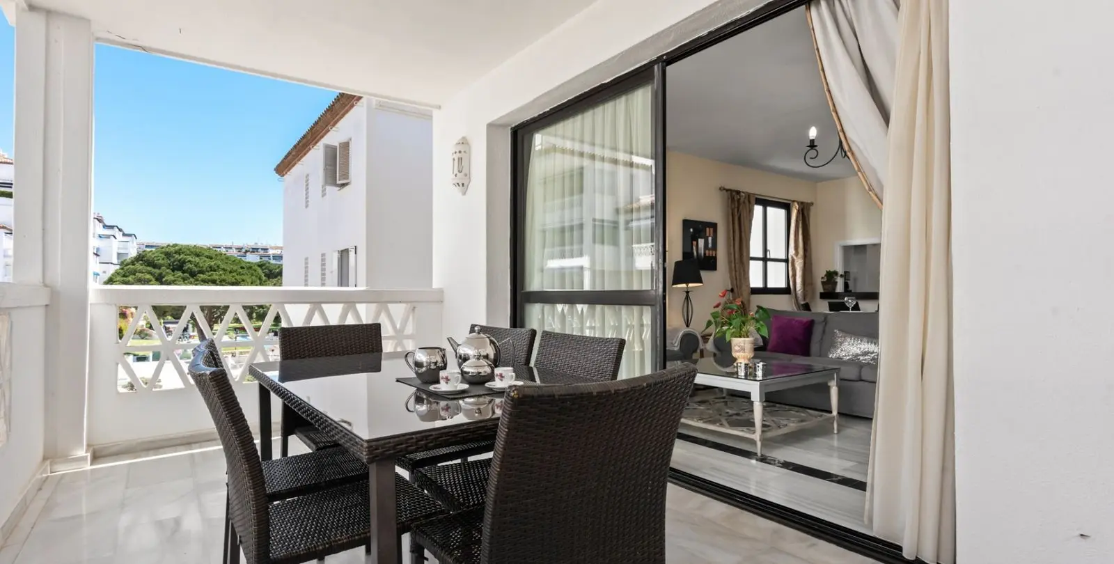 Sale of middle floor apartment in Puerto Banús 2