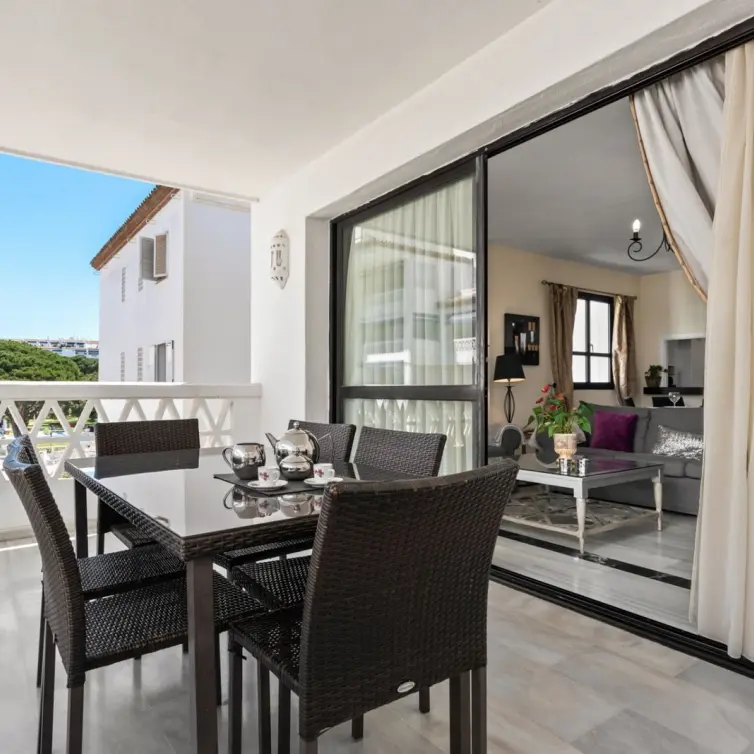 Venta de apartamento en planta media en Puerto Banús