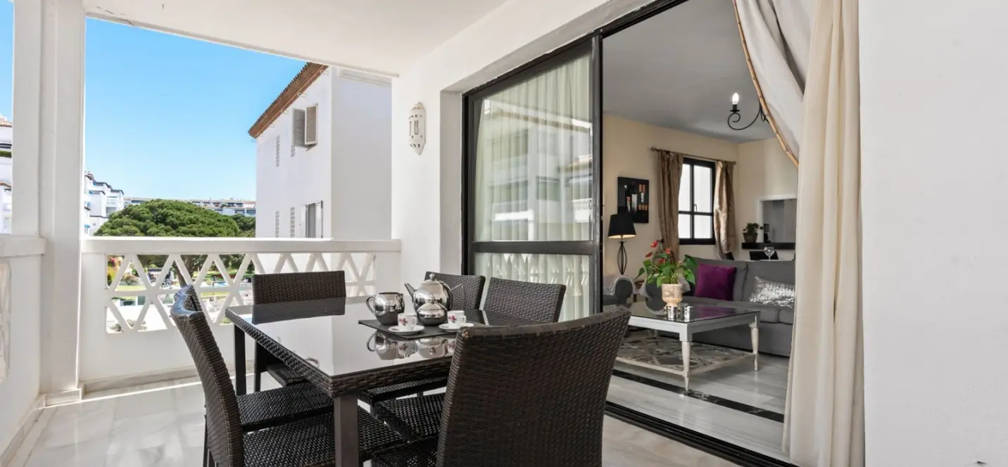 Venta de apartamento en planta media en Puerto Banús 1