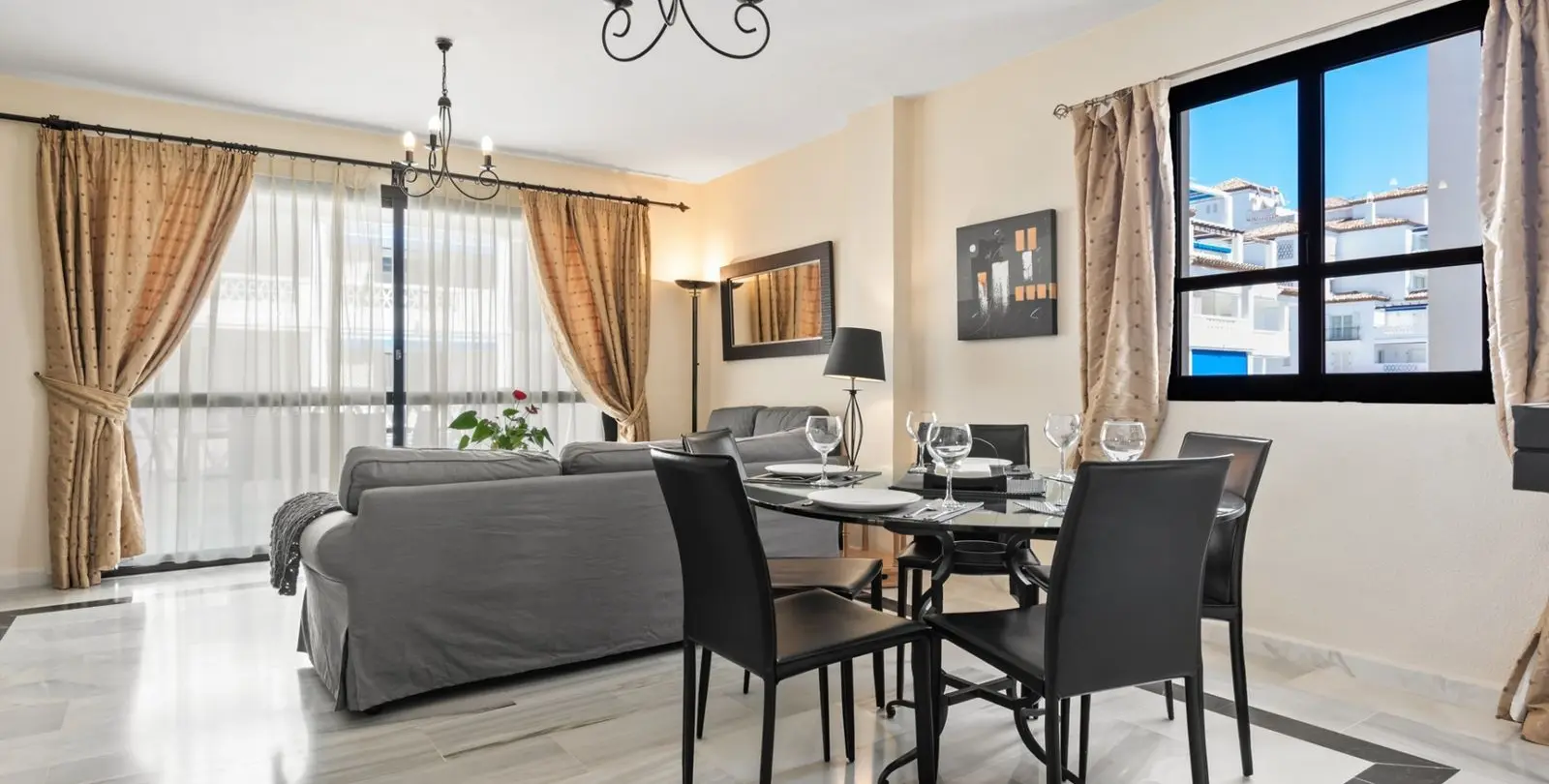 Sale of middle floor apartment in Puerto Banús 3