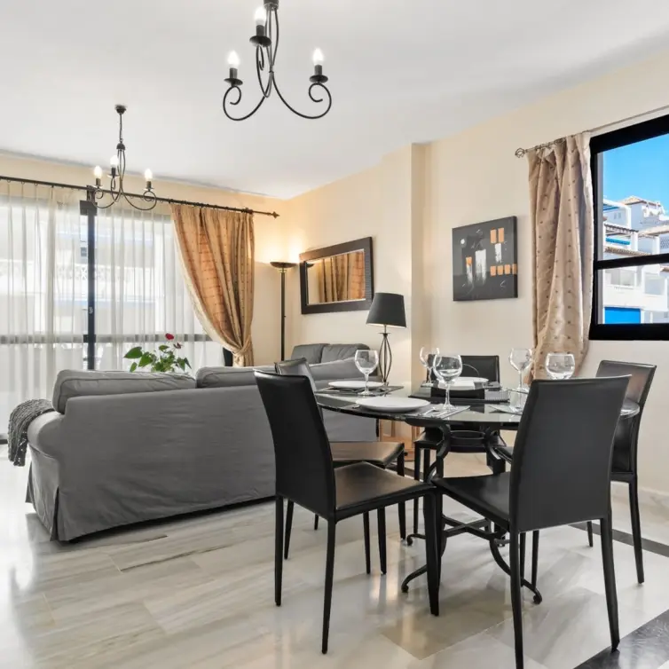 Venta de apartamento en planta media en Puerto Banús