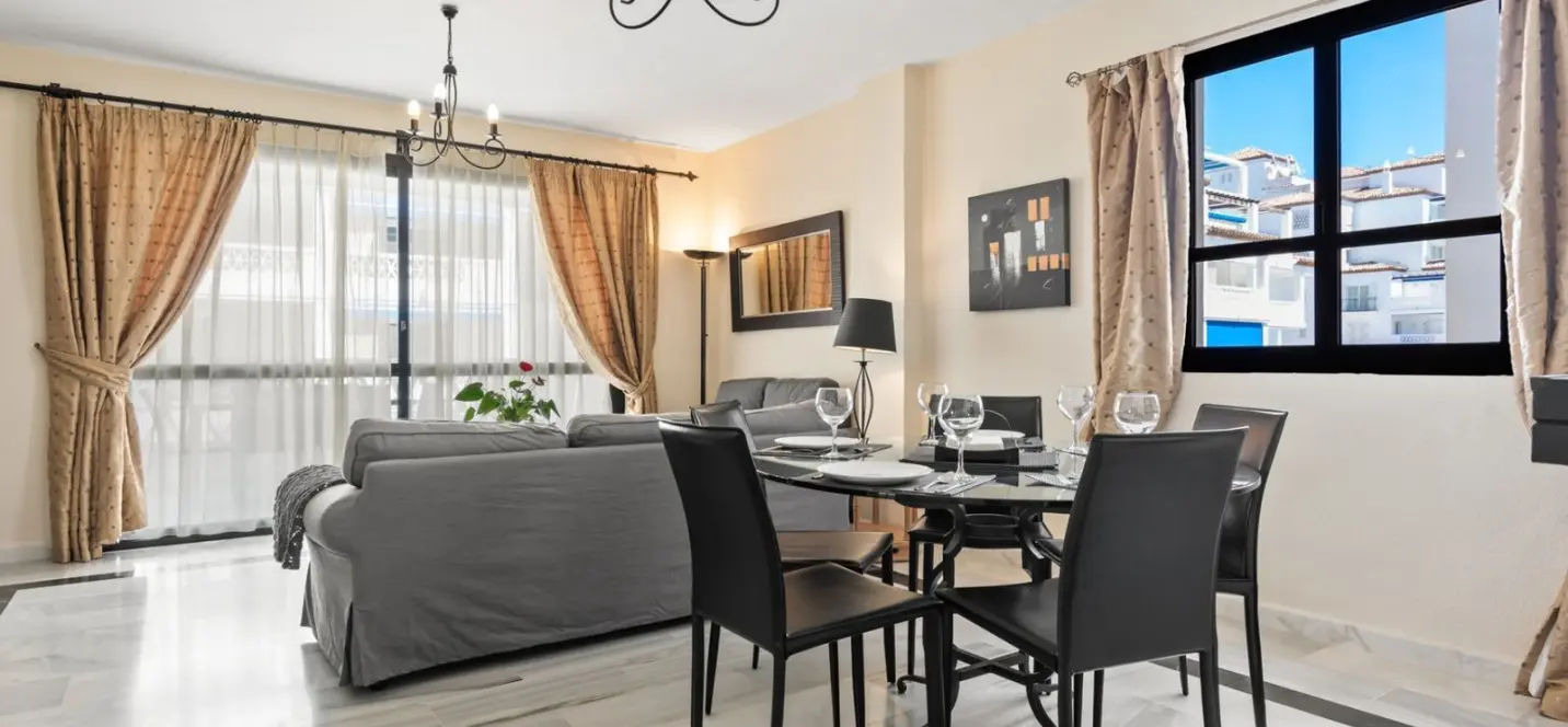 Venta de apartamento en planta media en Puerto Banús 2
