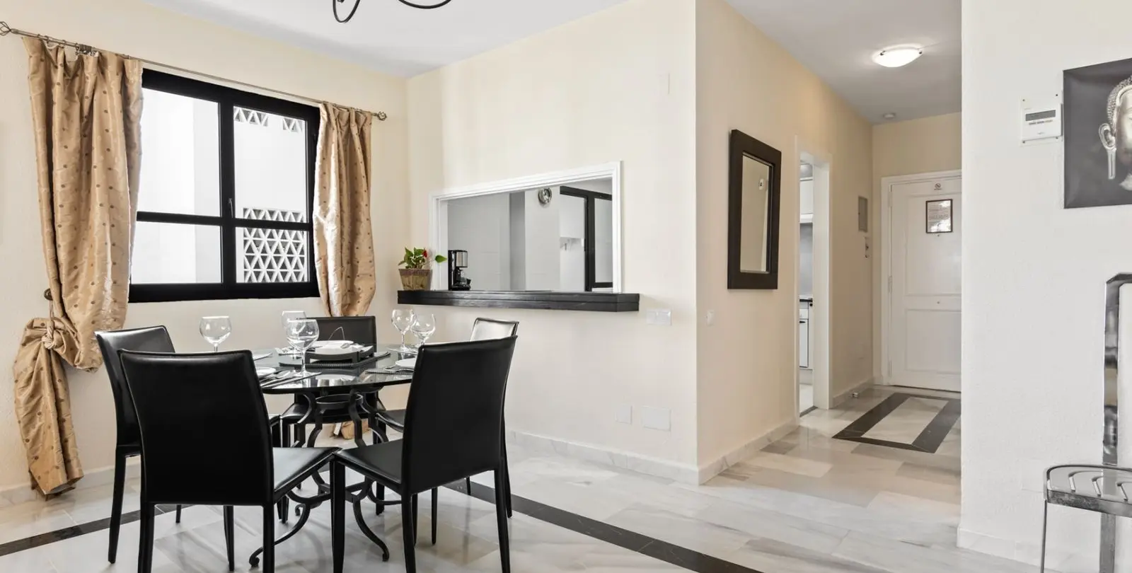 Sale of middle floor apartment in Puerto Banús 4