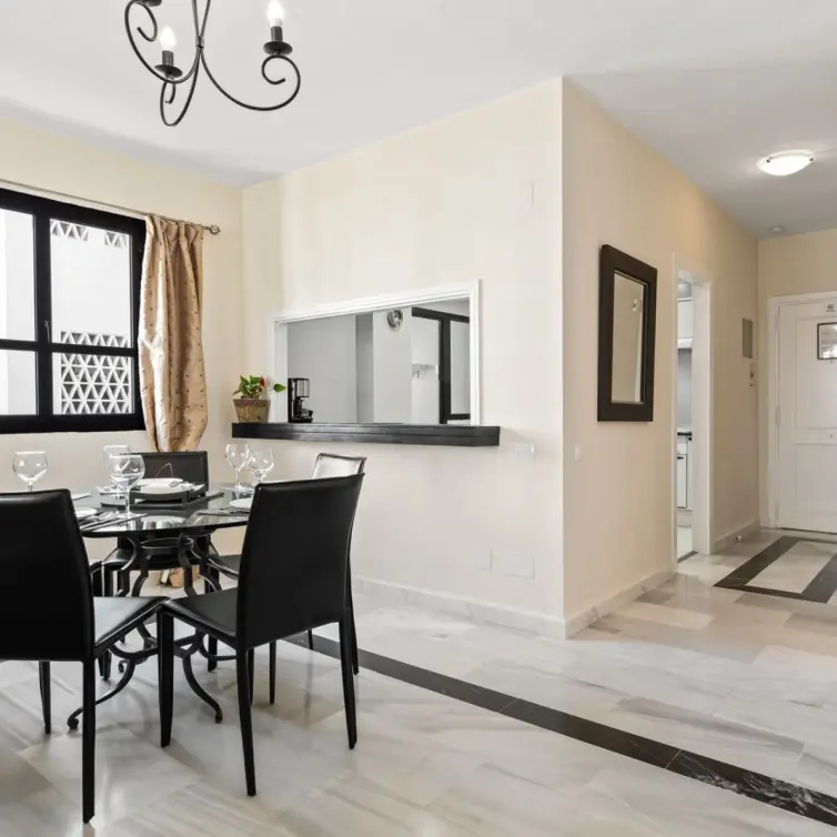 Venta de apartamento en planta media en Puerto Banús