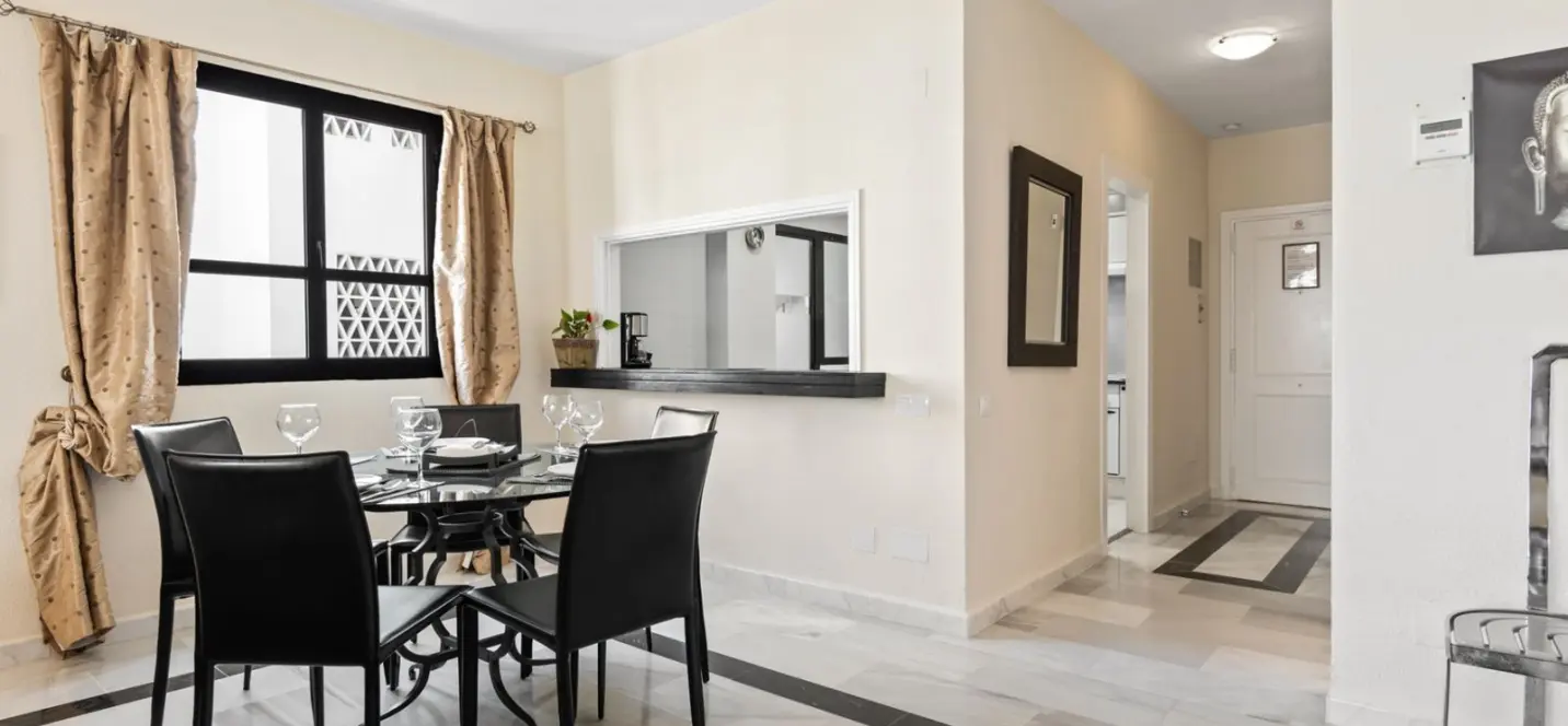 Venta de apartamento en planta media en Puerto Banús 3