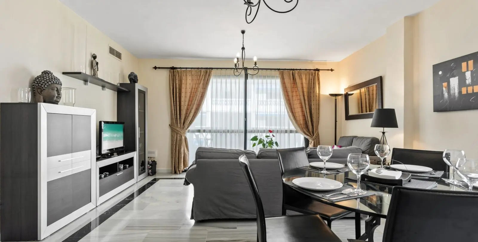 Sale of middle floor apartment in Puerto Banús 5