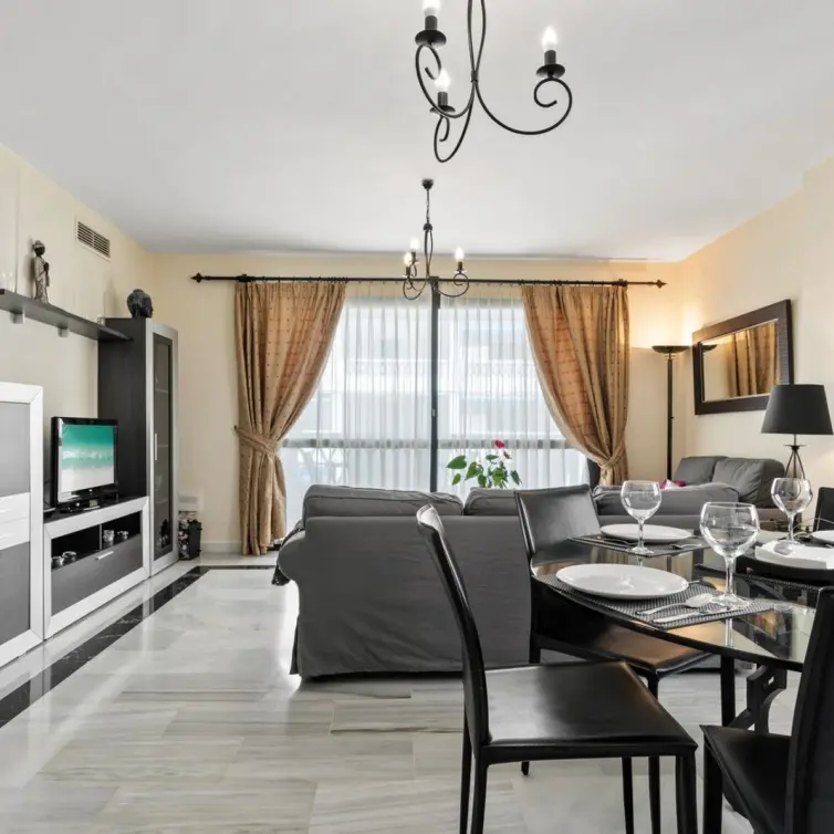Venta de apartamento en planta media en Puerto Banús