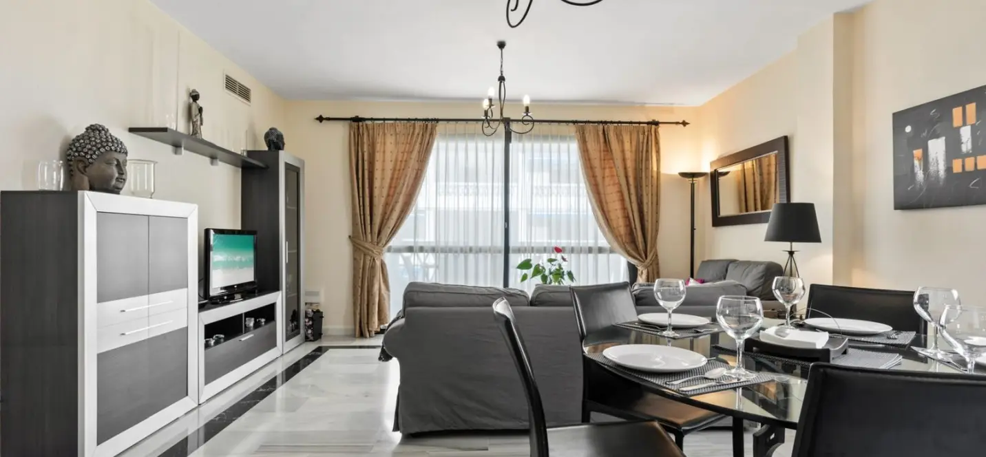 Venta de apartamento en planta media en Puerto Banús 4