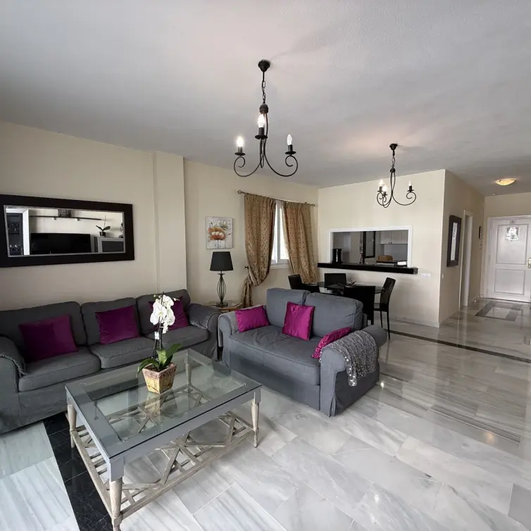 Venta de apartamento en planta media en Puerto Banús