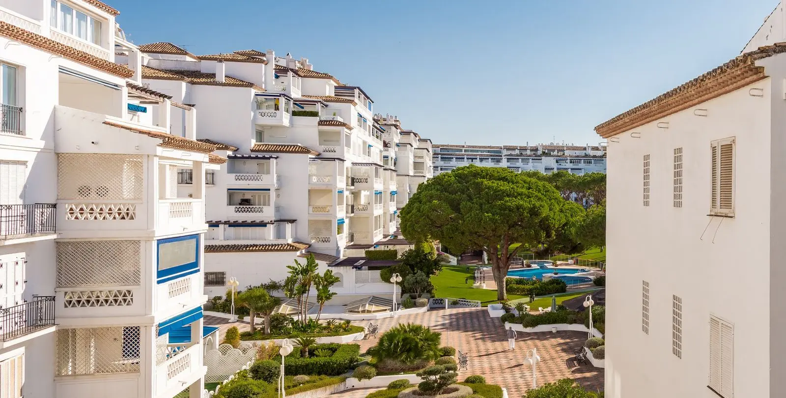 Sale of middle floor apartment in Puerto Banús 8
