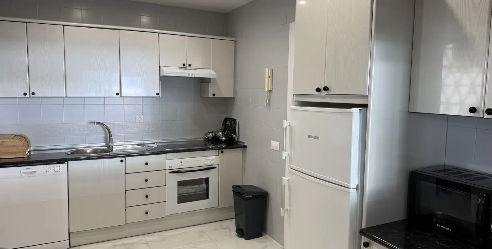 Sale of middle floor apartment in Puerto Banús 10
