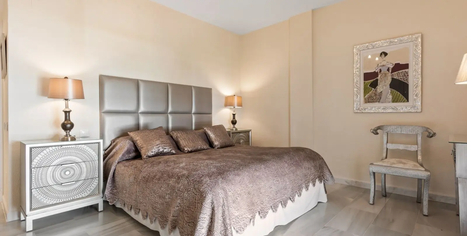 Sale of middle floor apartment in Puerto Banús 13