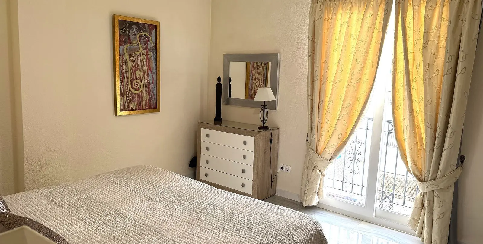 Sale of middle floor apartment in Puerto Banús 15