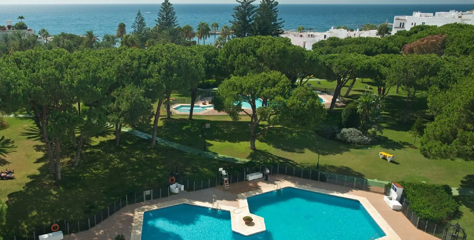 Sale of middle floor apartment in Puerto Banús 23