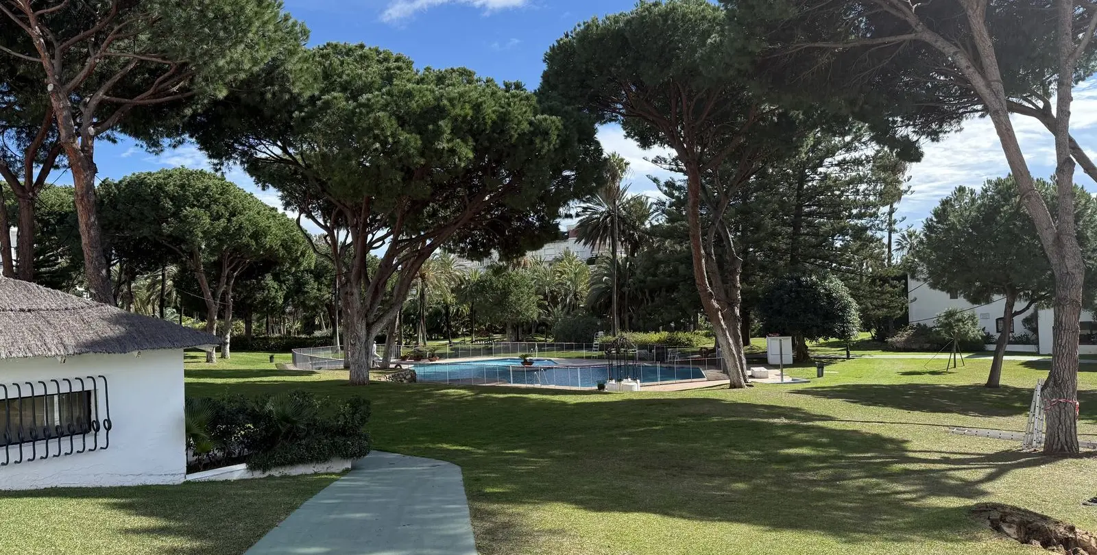 Sale of middle floor apartment in Puerto Banús 25