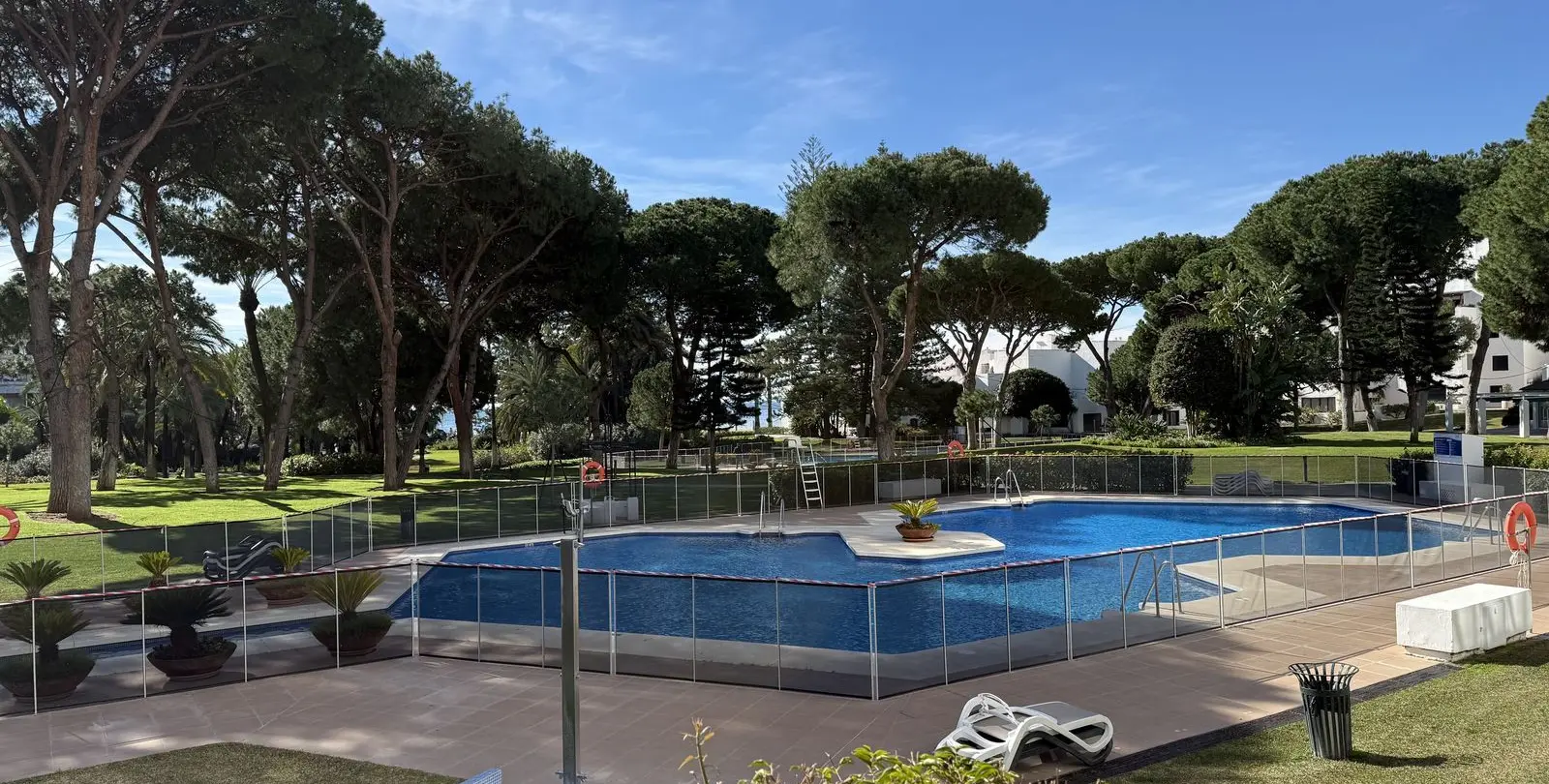 Sale of middle floor apartment in Puerto Banús 28