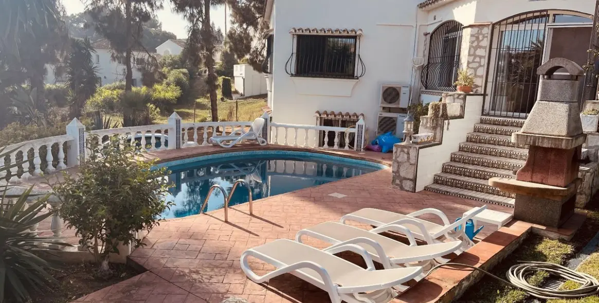 Sale of detached villa in El Chaparral 2