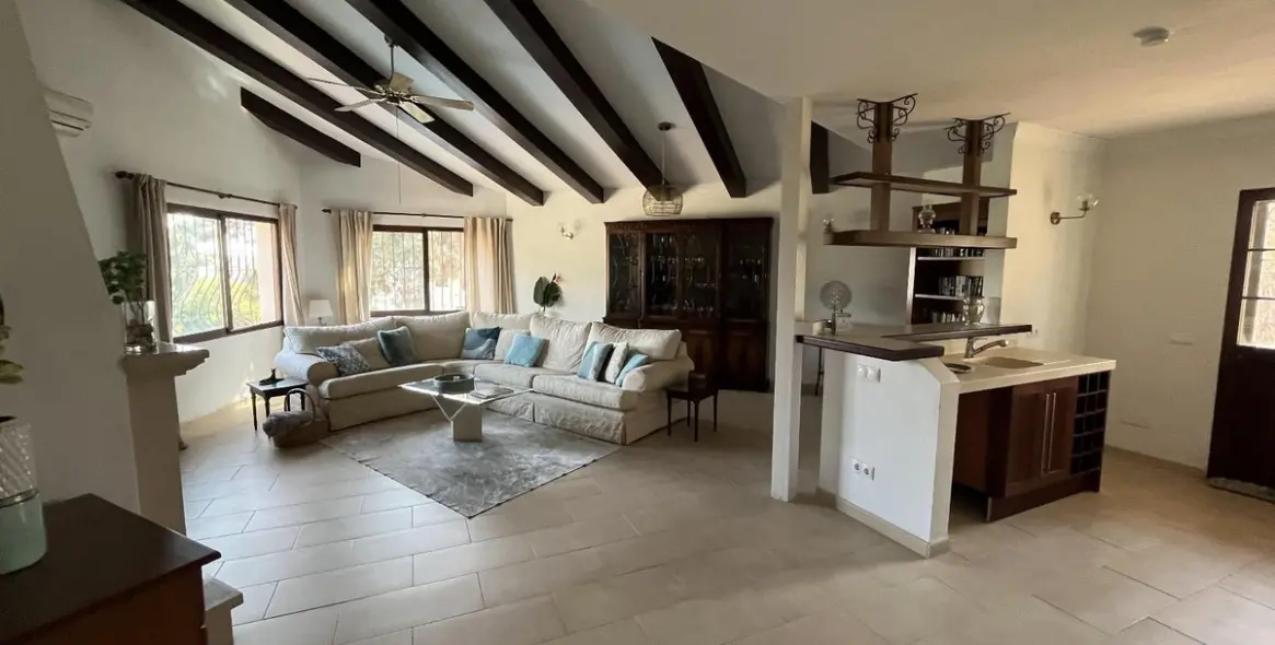 Sale of detached villa in El Chaparral 5