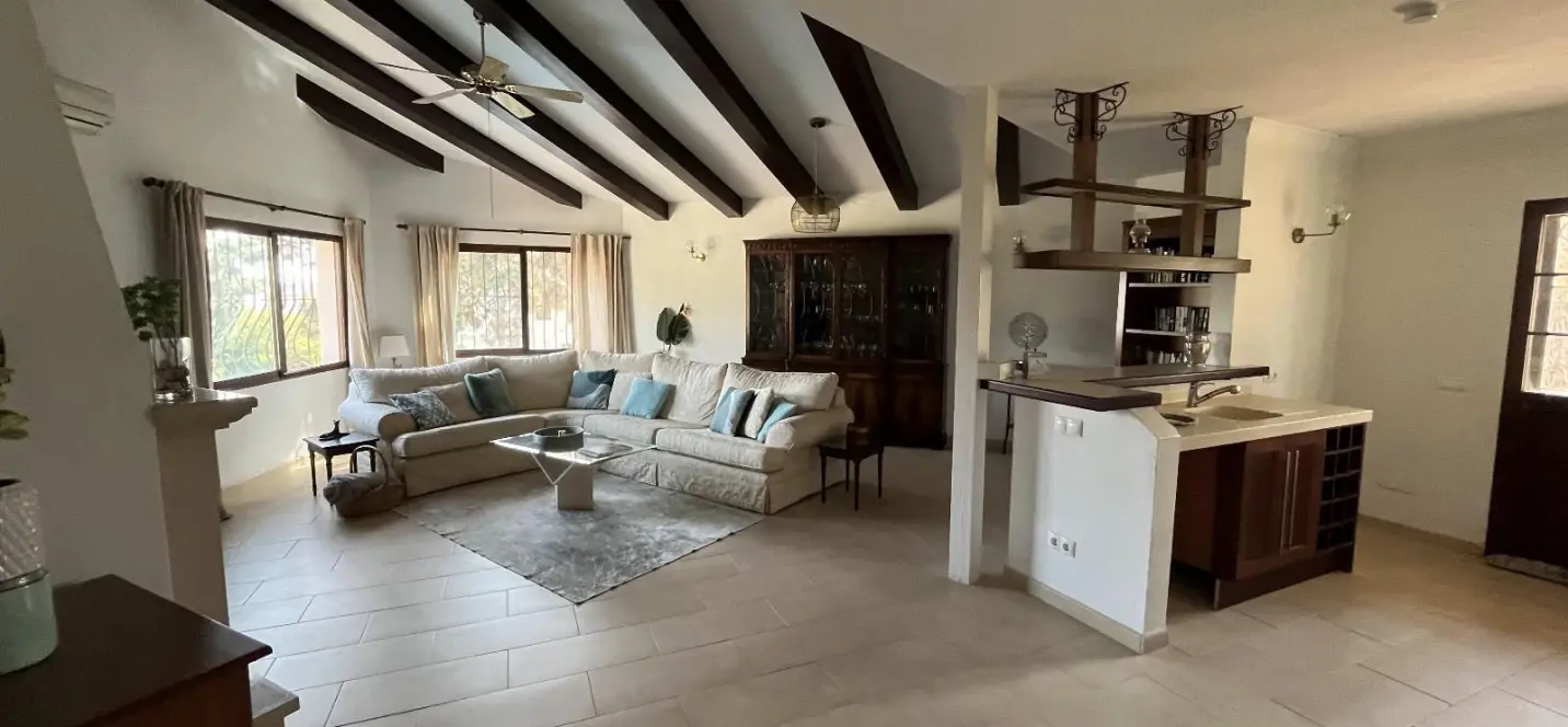 Sale of detached villa in El Chaparral 4