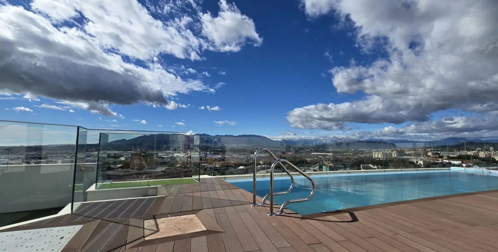 Sale of penthouse in Teatinos 2