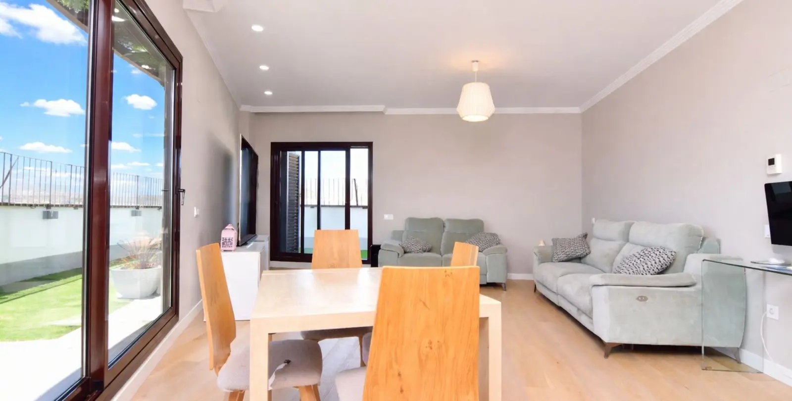 Sale of penthouse in Teatinos 12