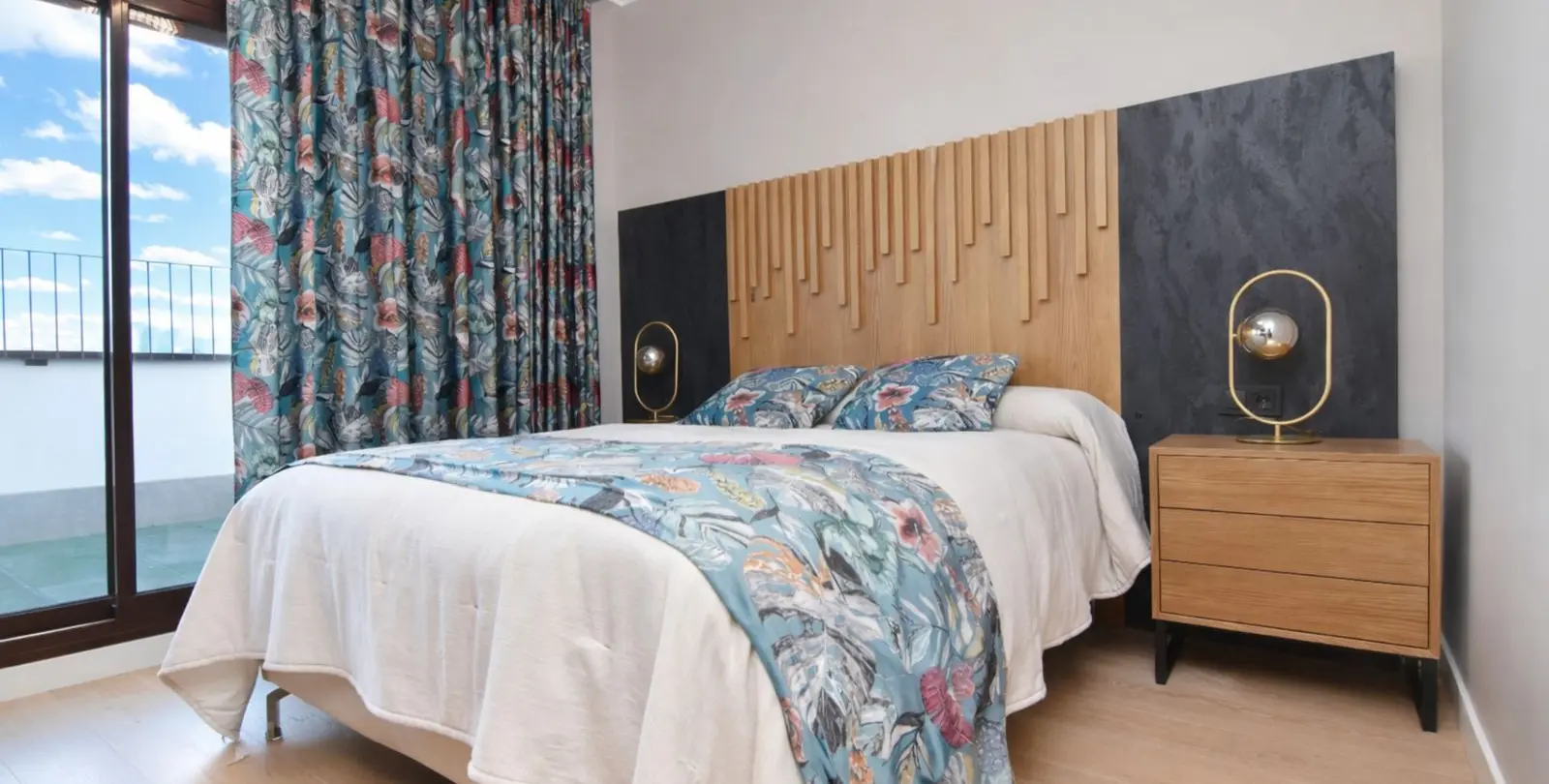 Sale of penthouse in Teatinos 16